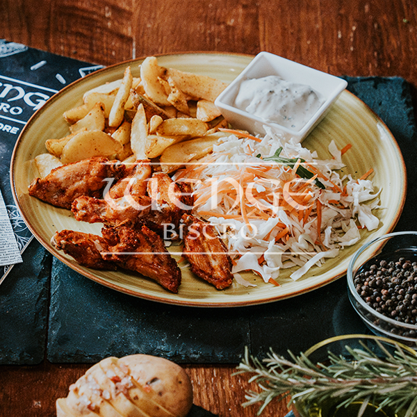 Aripioare de pui BBQ cu cartofi spicy wedges și salată