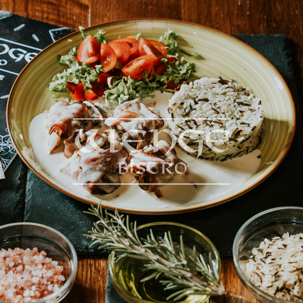Ficăței de pui cu orez sălbatic și salată