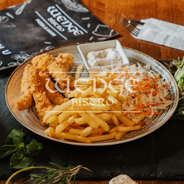 Pui crispy cu cartofi pai și salată