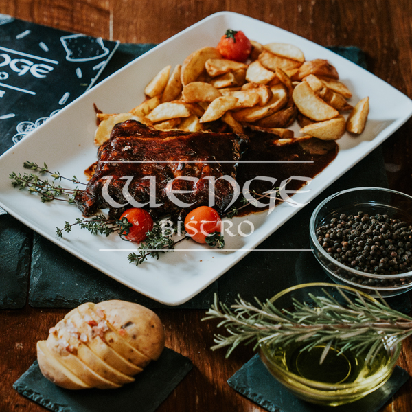 Coaste de porc cu cartofi spicy wedges